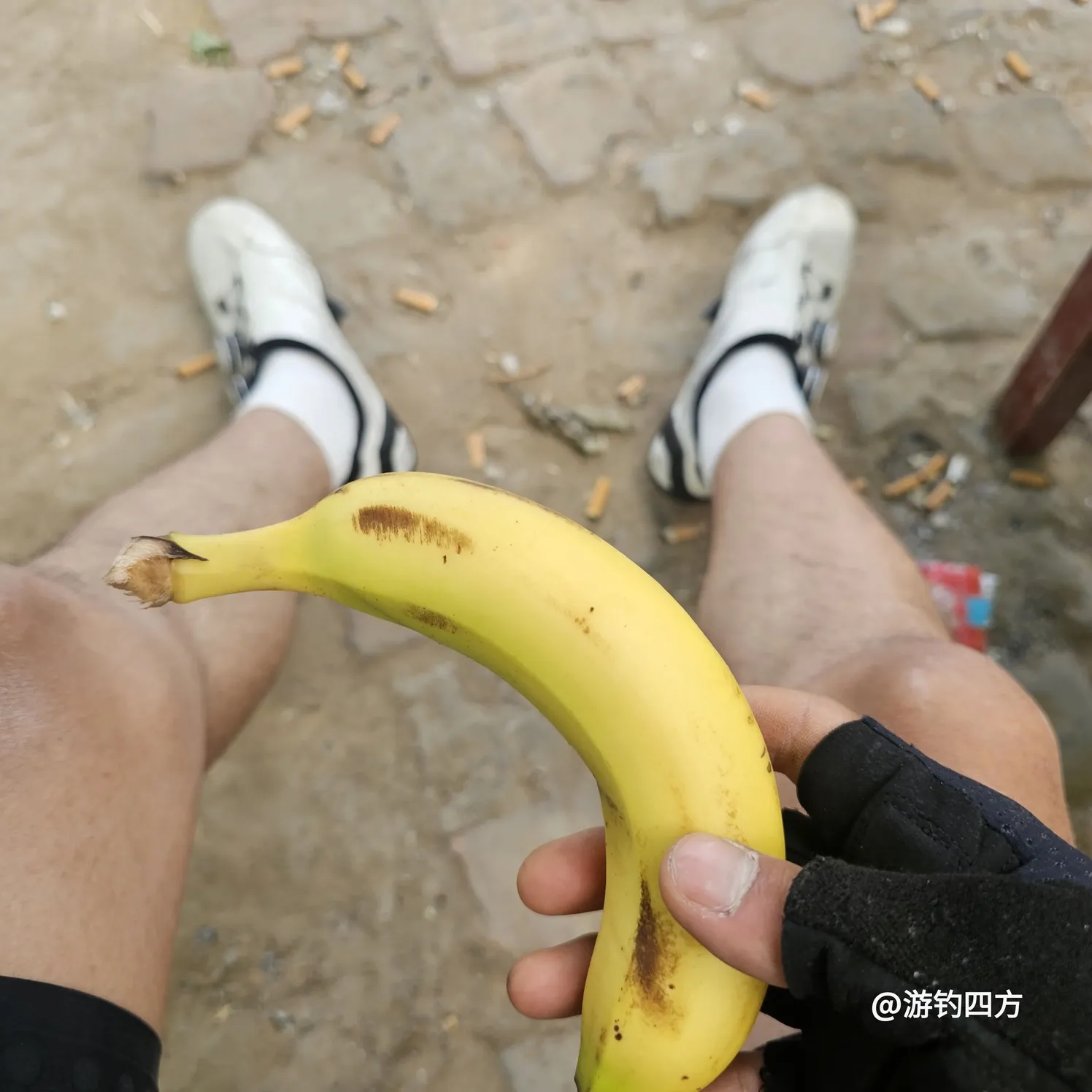 坐在大爷家门口板凳上，补个蕉