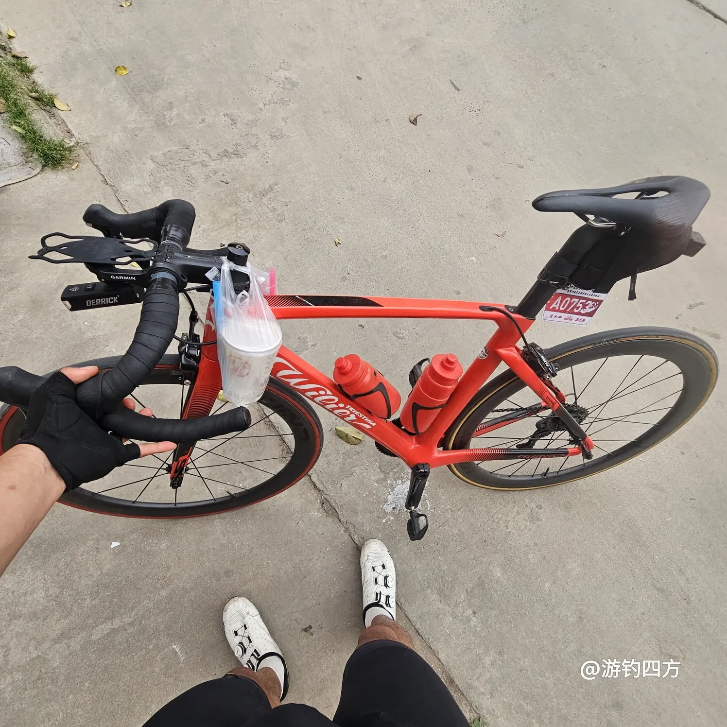到家！在小区门口买了两杯最爱的粥