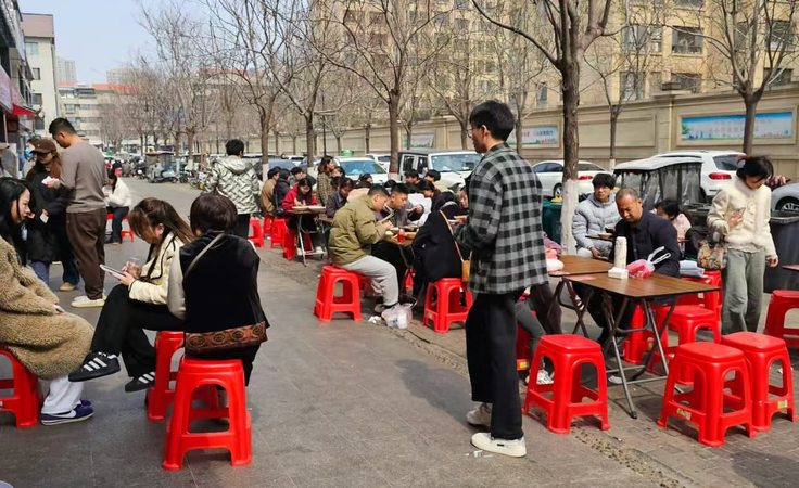 我前面排了八个人