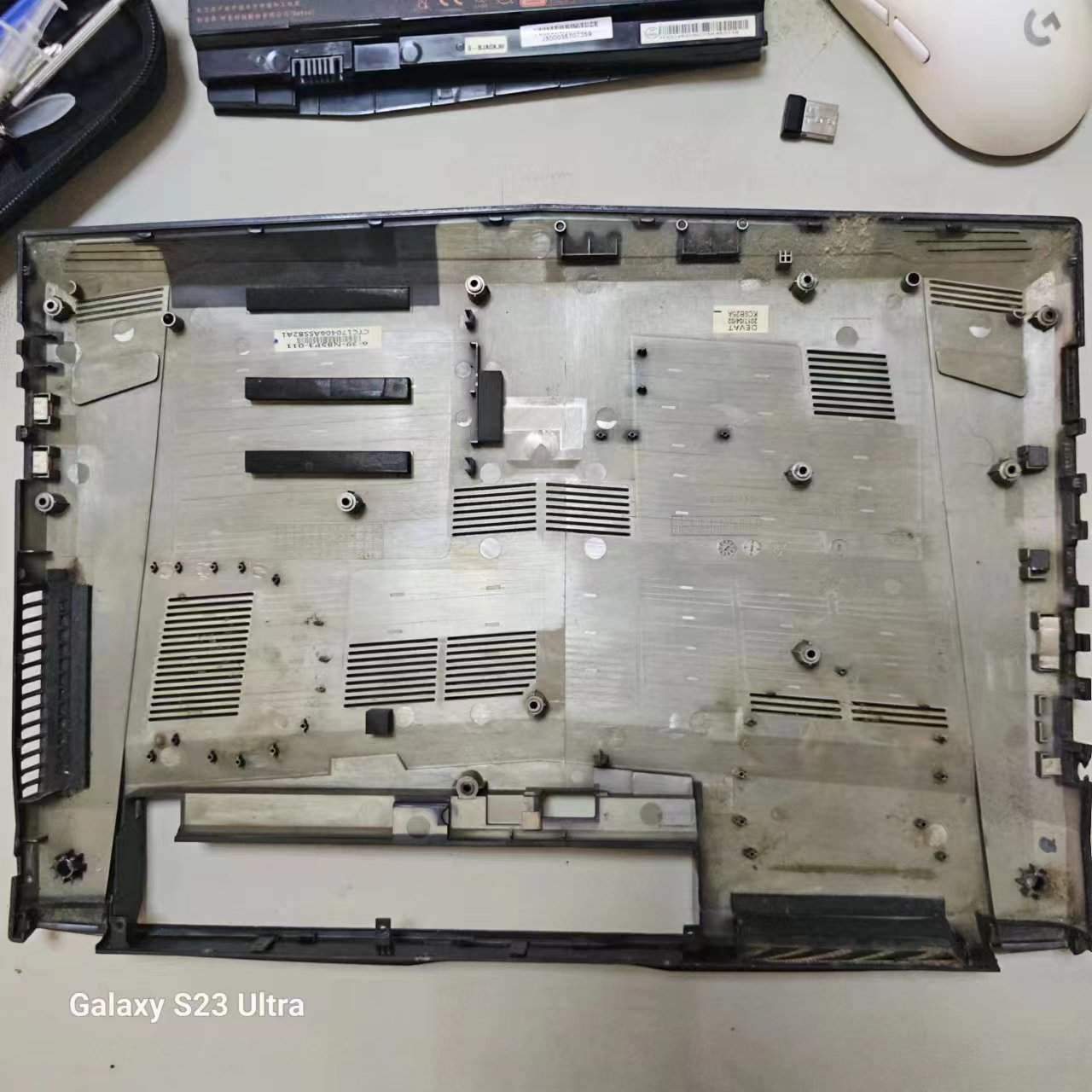 满是污垢的盖板
