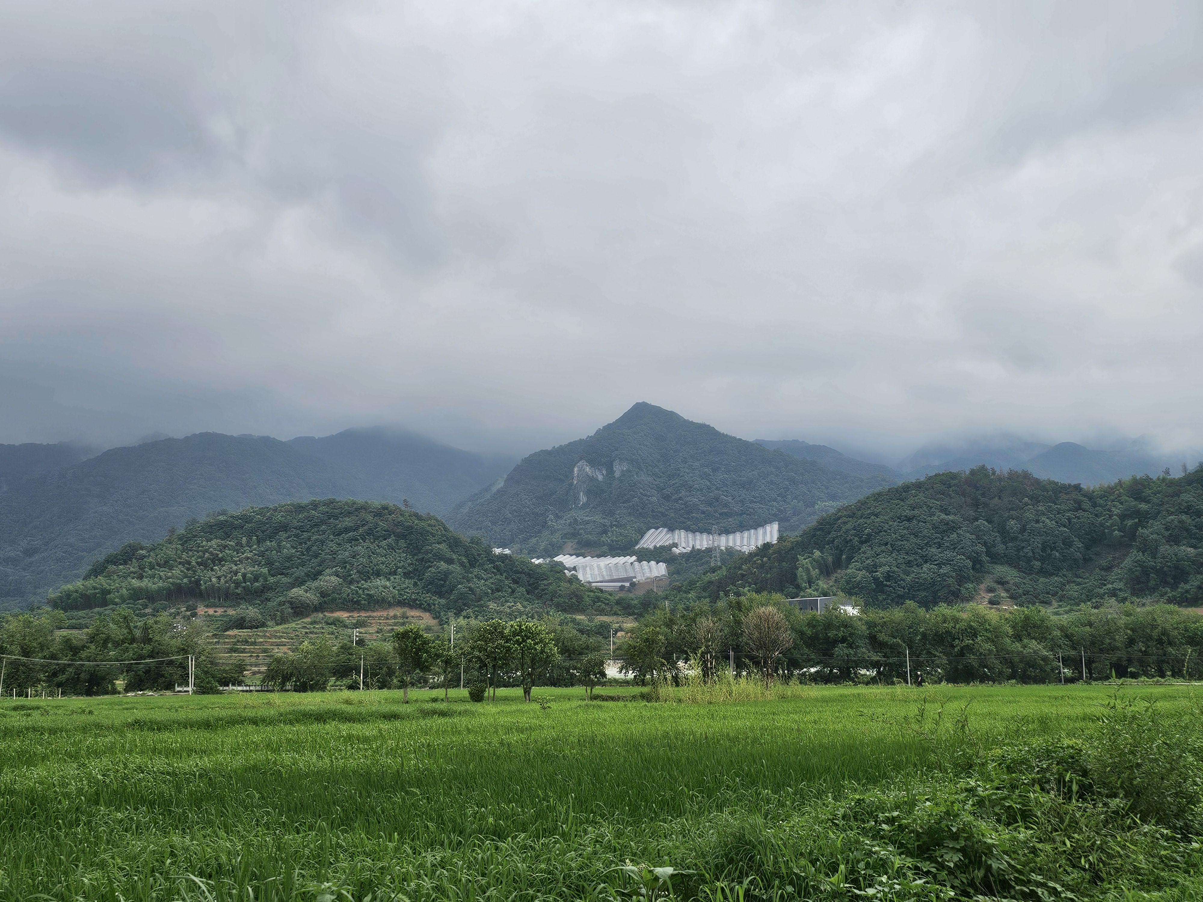 此时此刻,山脚下 此时此刻,山脚下