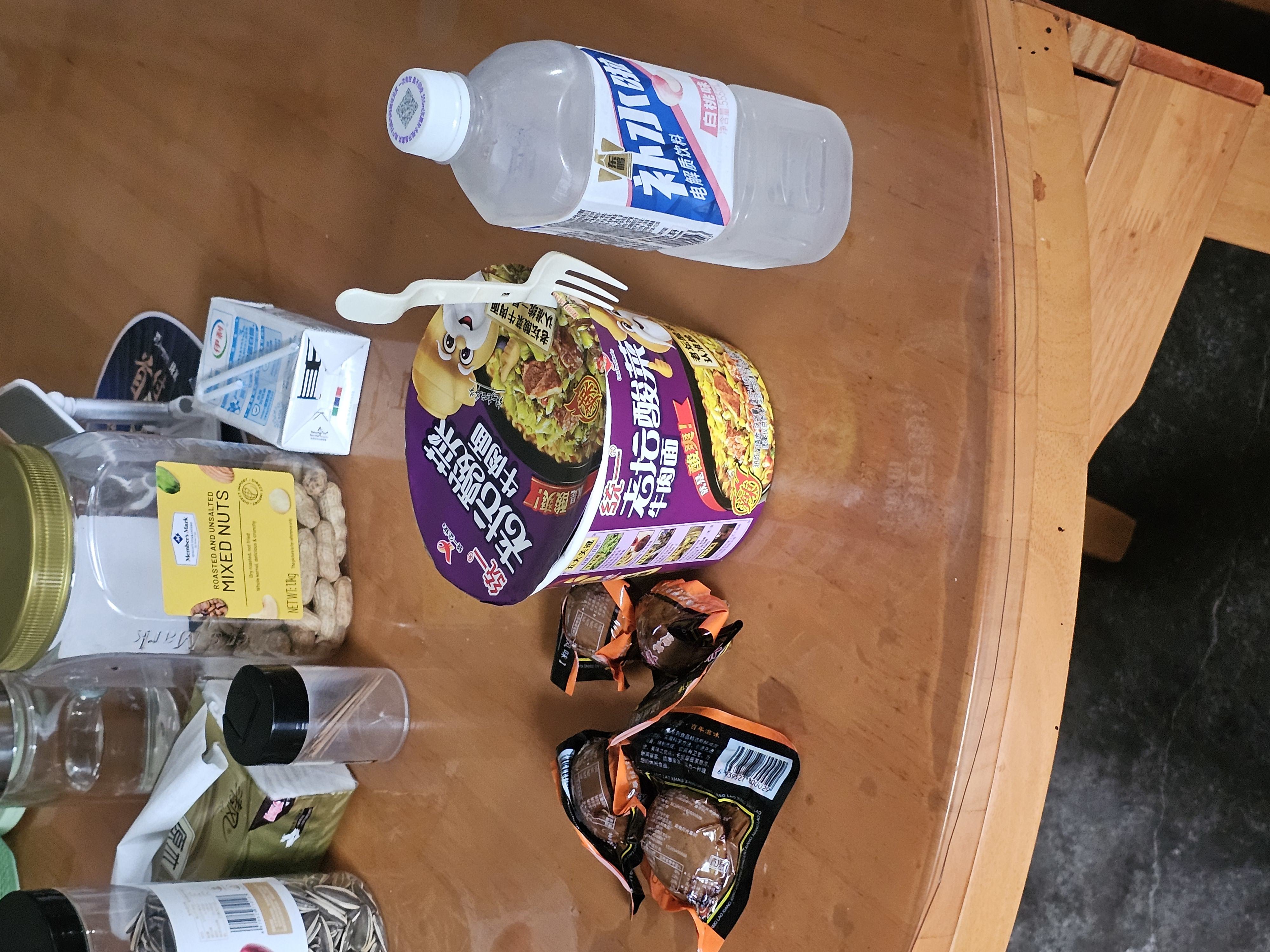 吃到东西了,还可以充电,太幸福了 吃到东西了,还可以充电,太幸福了