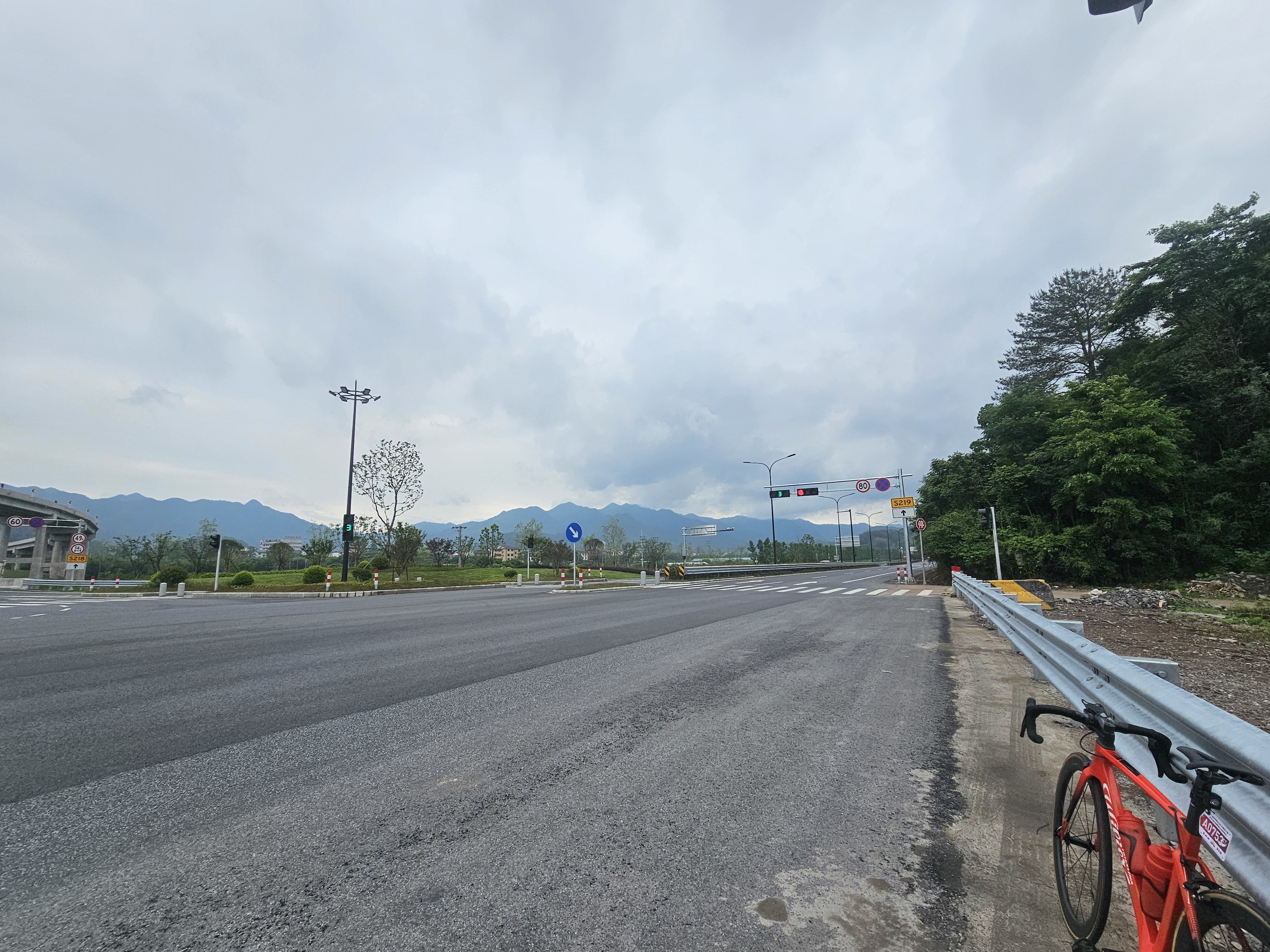 义乌公路,丁字路口,即将到达山脚下 义乌公路,丁字路口,即将到达山脚下