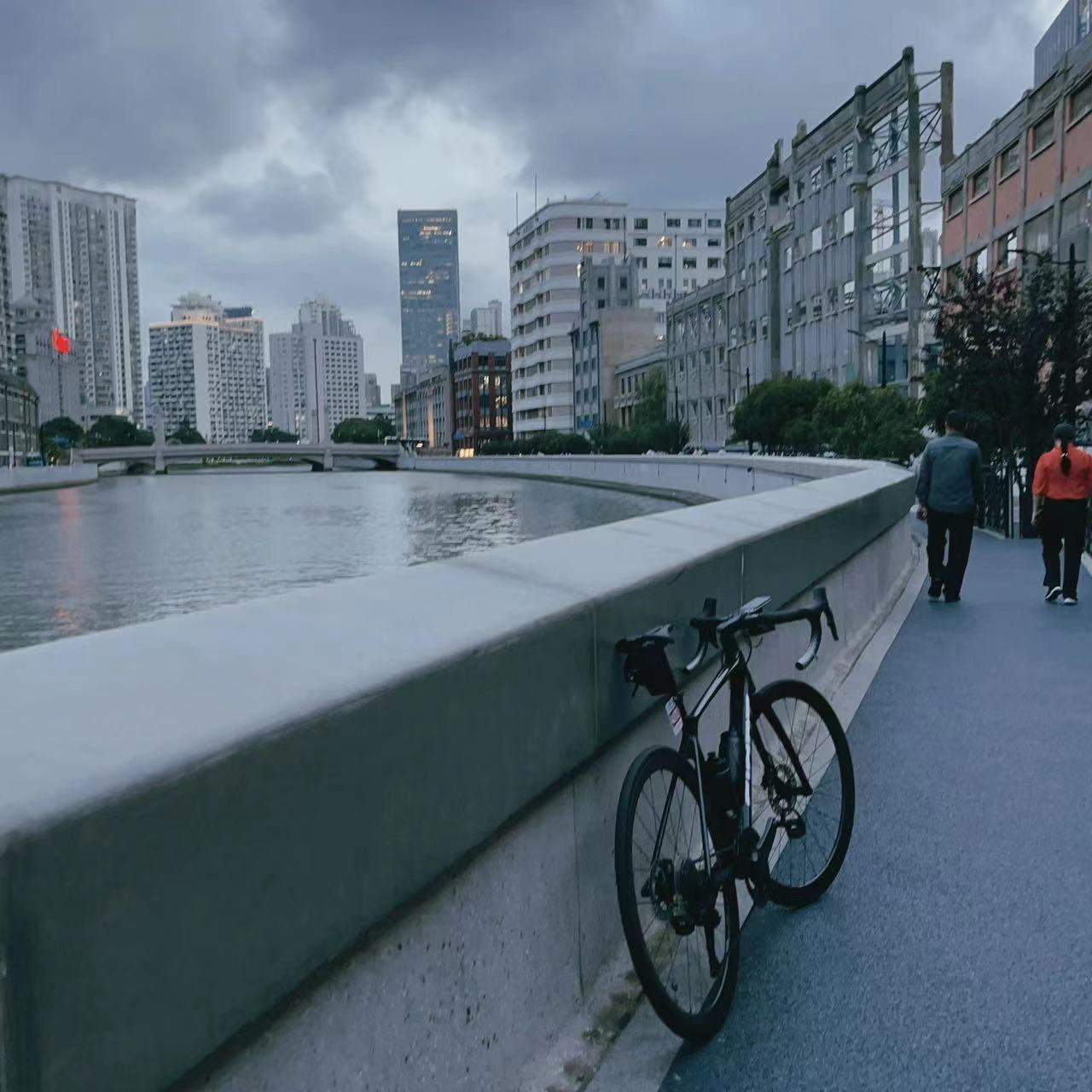 骑行 TCR PRO 在黄浦区苏州河喝咖啡 骑行 TCR PRO 在黄浦区苏州河喝咖啡