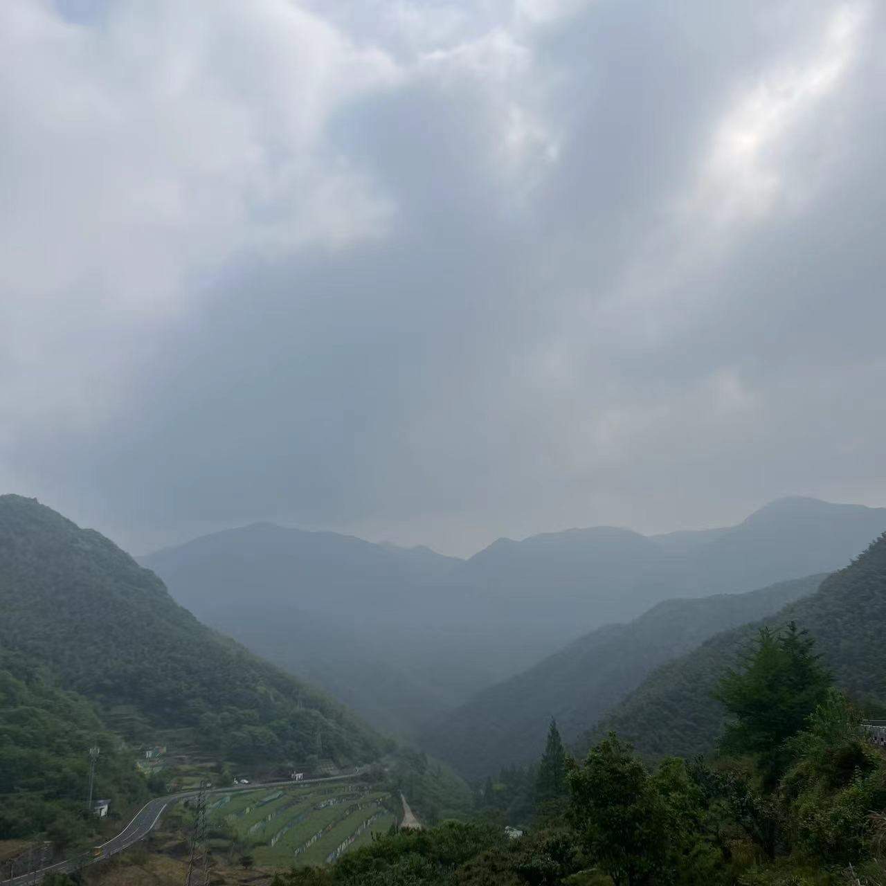 比赛前一周训练·望着后方已经爬过的群山 我站在山腰极度兴奋,大概剩100公里结束训练 比赛前一周训练·望着后方已经爬过的群山 我站在山腰极度兴奋,大概剩100公里结束训练