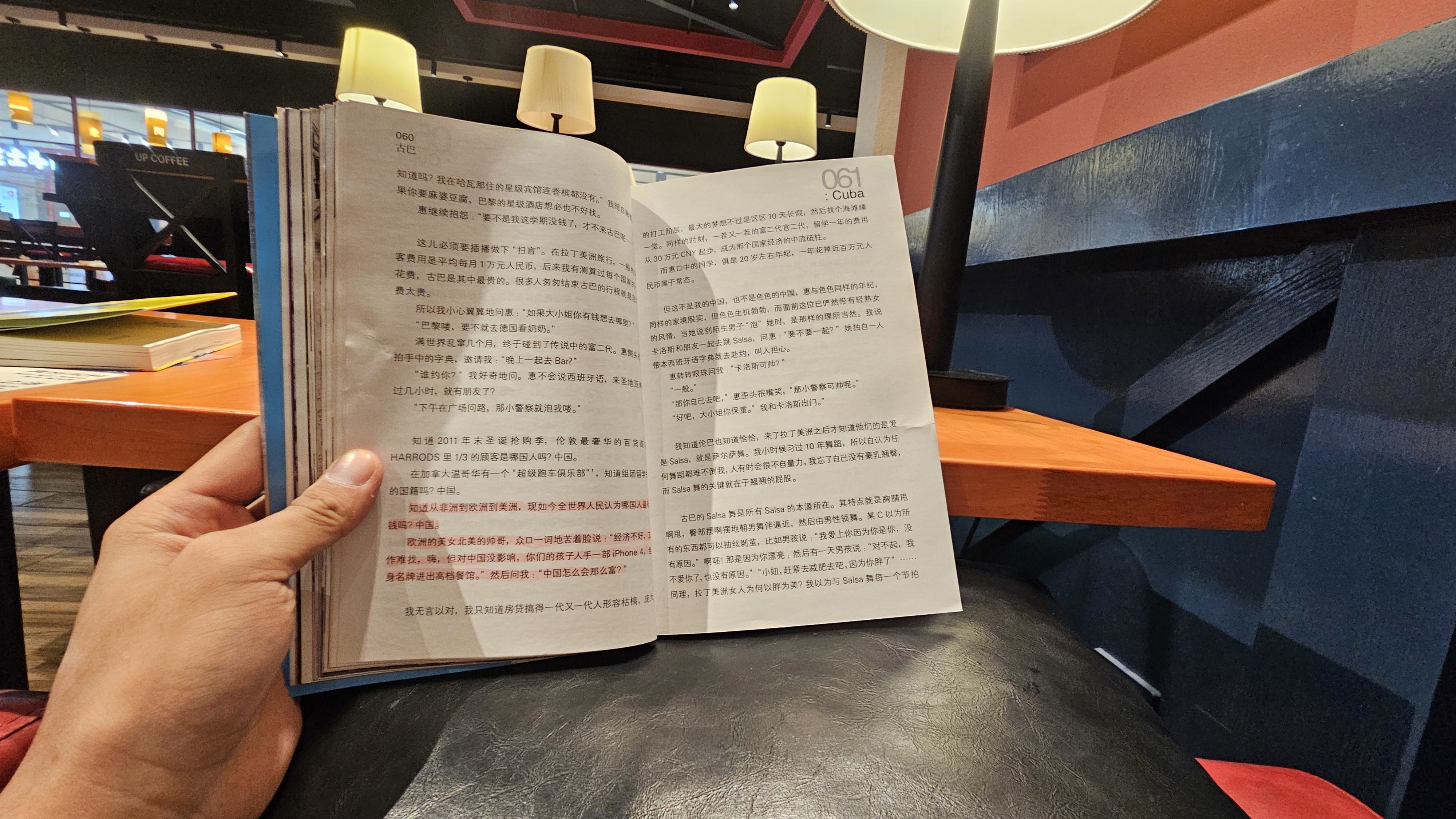 最爱的姿势:躺着,用抱枕托着书 最爱的姿势:躺着,用抱枕托着书