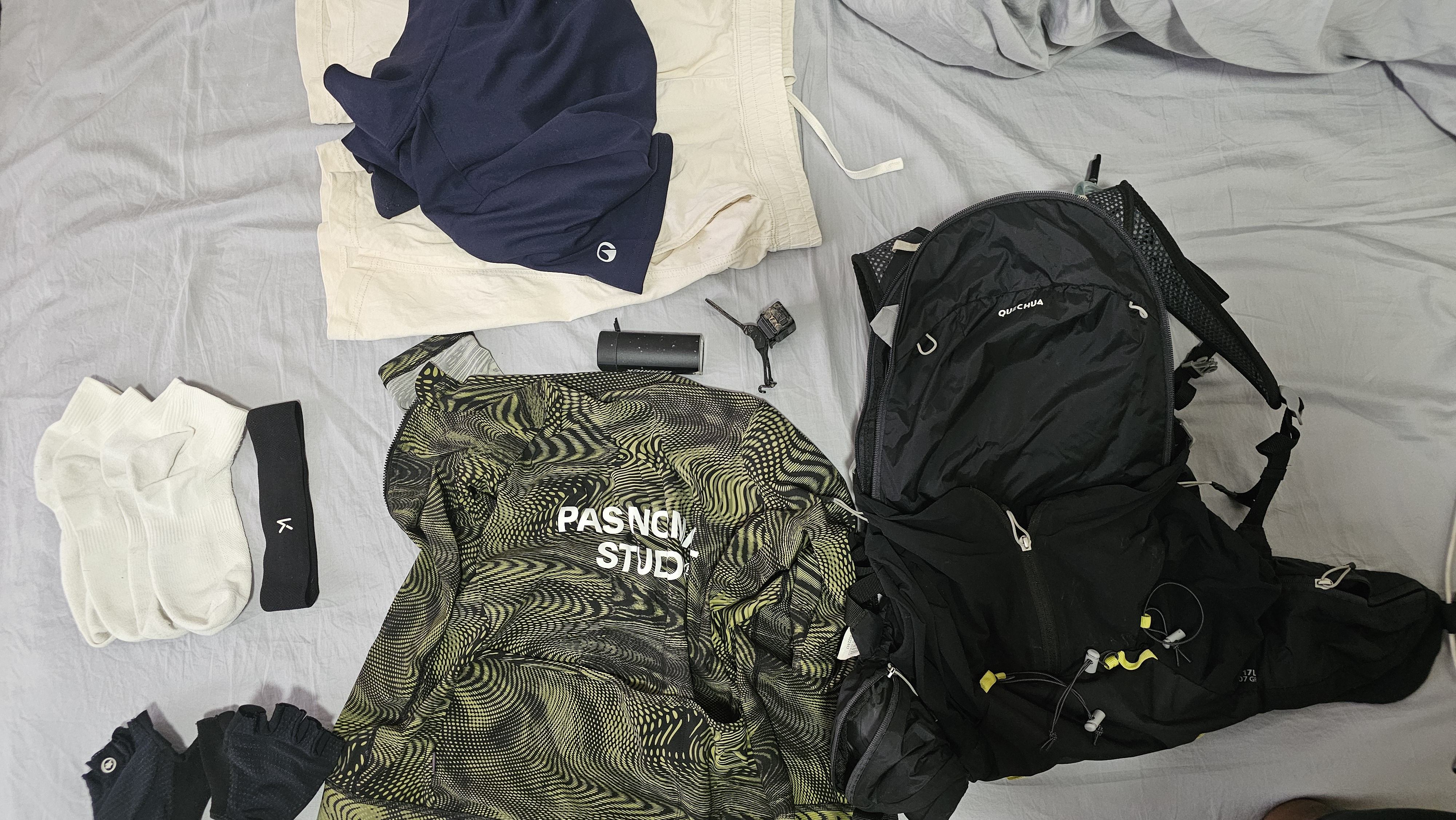 除骑行服外,只带了一件便装 除骑行服外,只带了一件便装