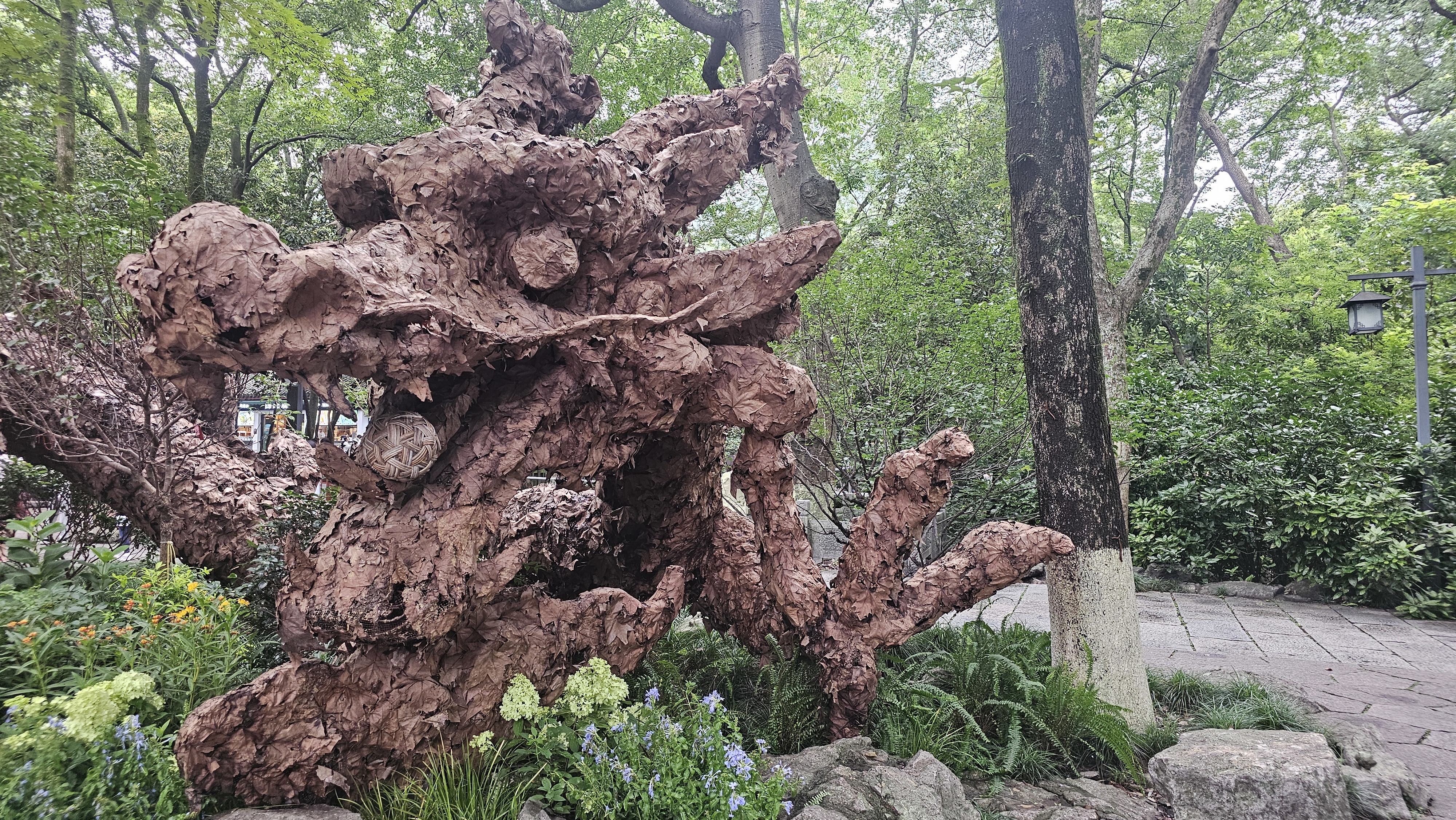 飞来峰,入口处“叶龙” 飞来峰,入口处“叶龙”