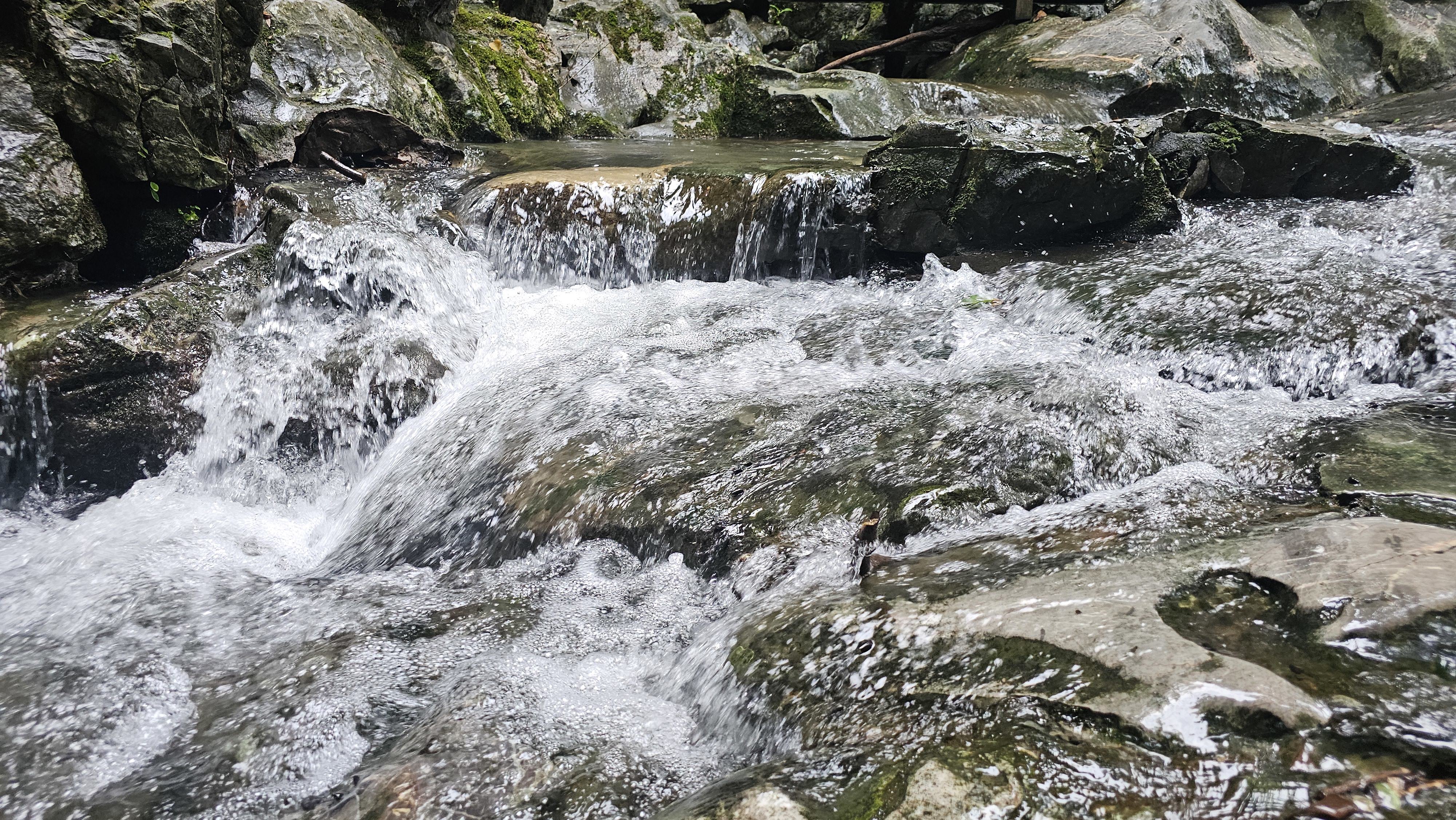 飞来峰,小溪流 飞来峰,小溪流
