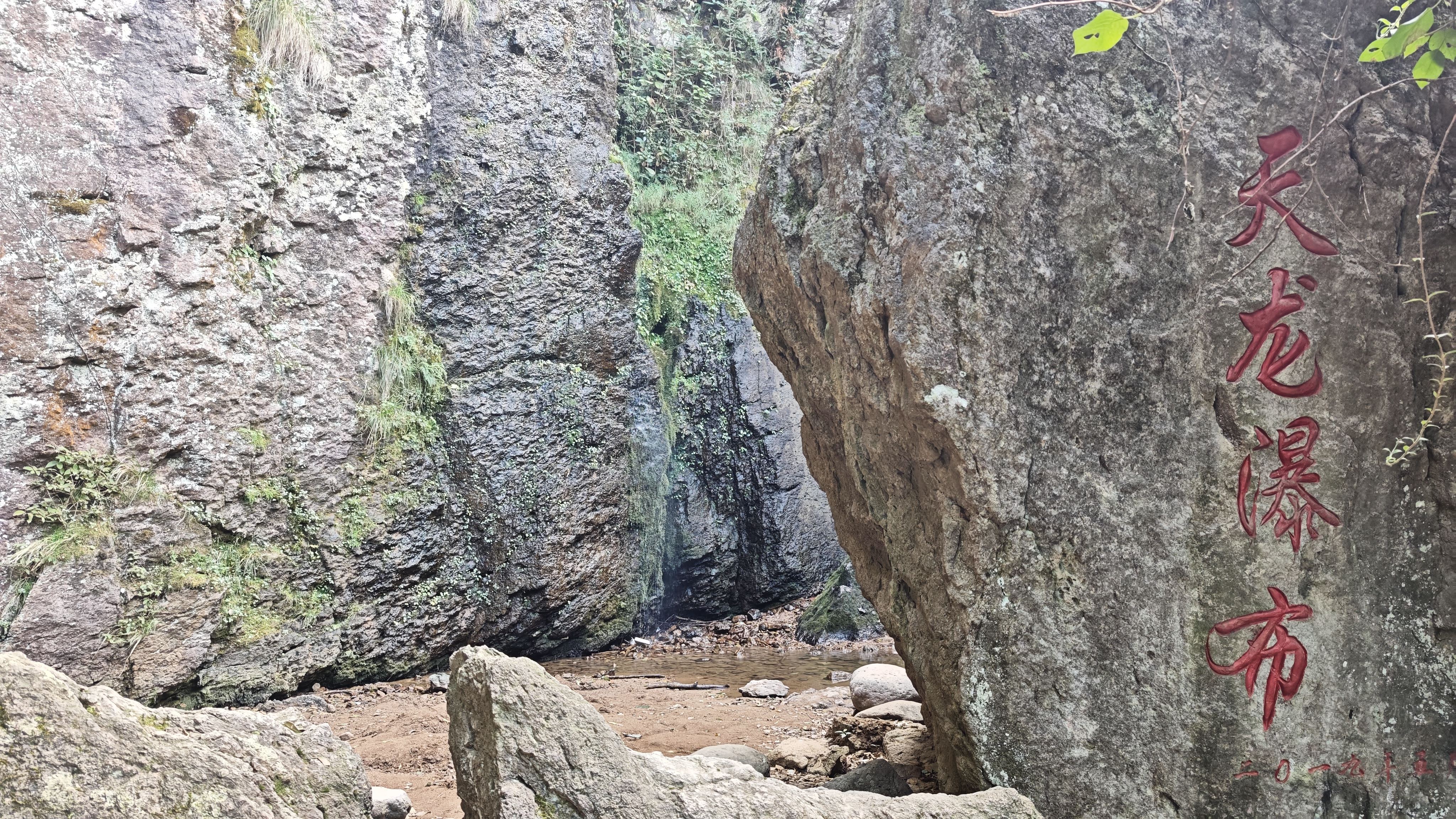 非雨季一点水没有,还没有家里花洒降水大 非雨季一点水没有,还没有家里花洒降水大