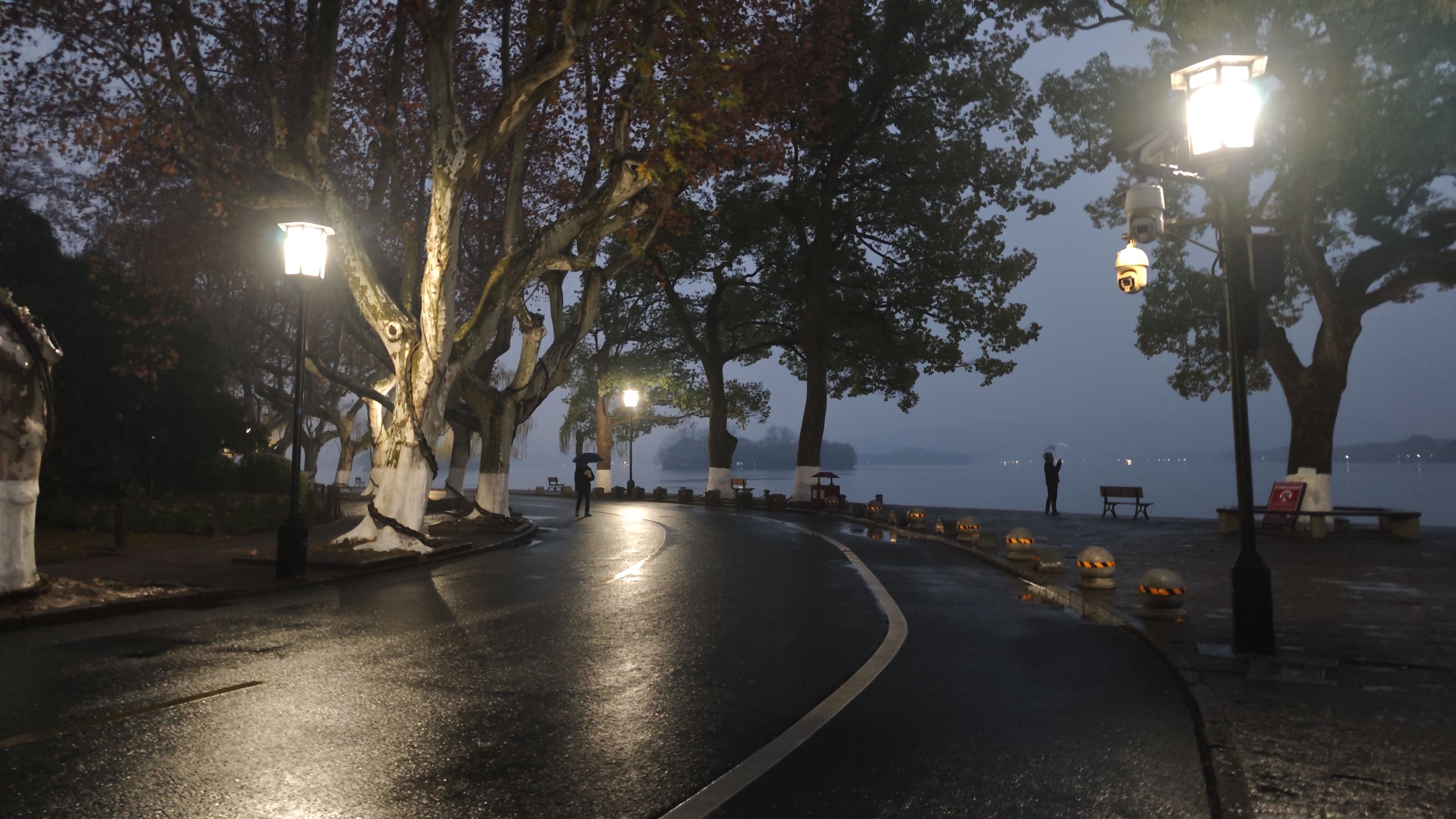 凌晨雨跑,环西湖