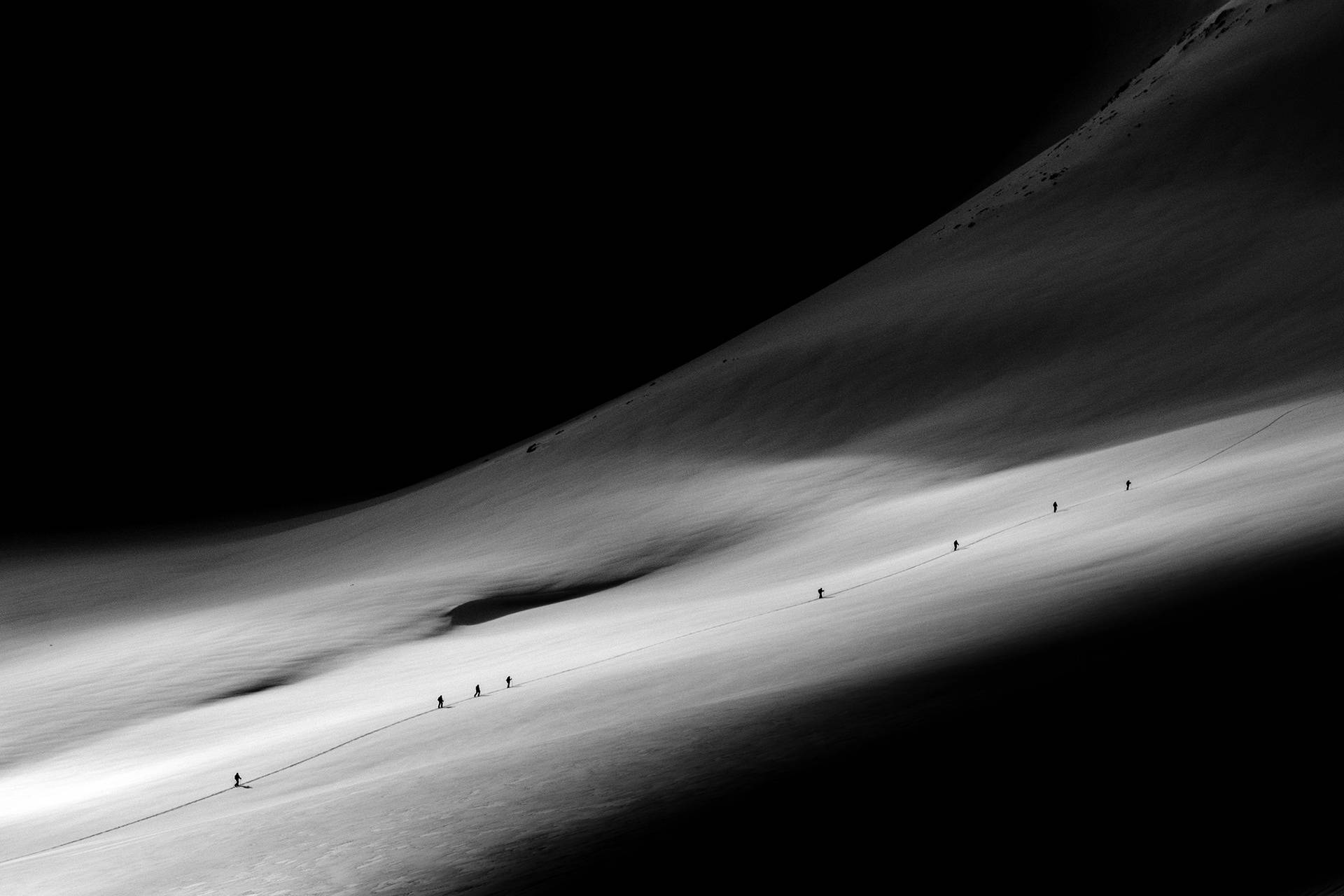 Runner-up, 2025 Spain Black & White Photography Contest “Silent Footsteps” © Elias Ejderhamn